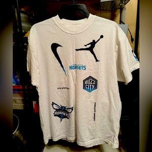 Men’s Charlotte Hornets Courtside Max 90 T-shirt - Never worn! 🩵 💜